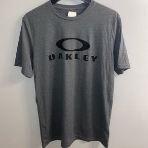 Gray men’s Oakley t-shirt